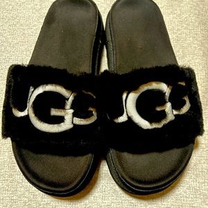 UGG® Laton Fur Logo Slides Size 9 black